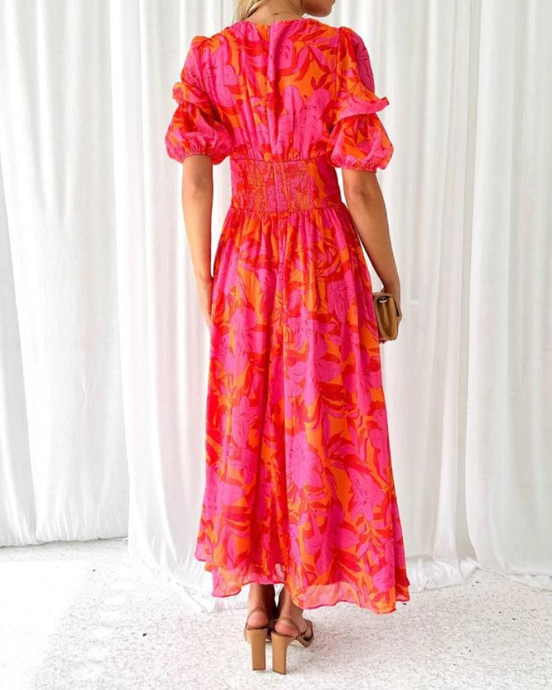 Robe maxi rouge rose Derana de Danoir Paris, longue et élégante, avec décolleté et détails floraux visibles sur l'image.
