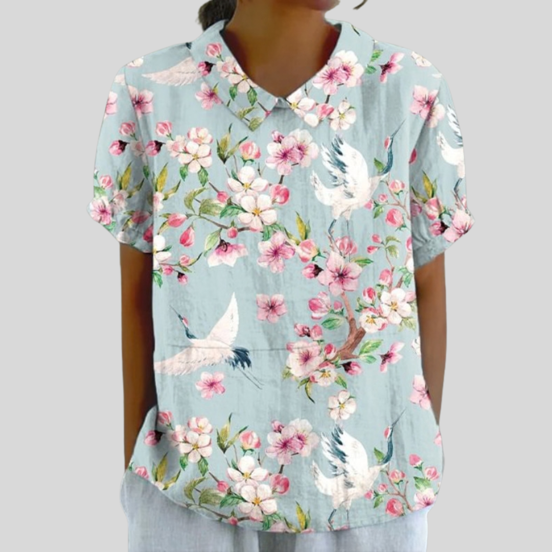Blouse florale Élina de Danoir Paris, motif gracieux avec manches longues et design élégant, portée décontractée ou habillée.
