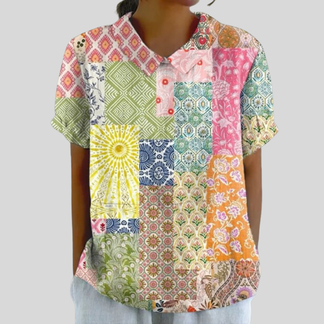 Blouse patchwork artistique Élina de Danoir Paris, tissu coloré avec motifs créatifs, portée élégante et moderne.