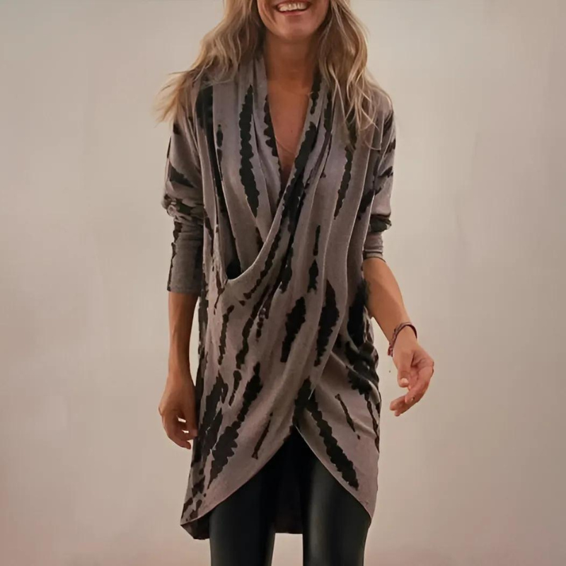 Tunique Danoir Paris Elise en coton luxe avec col en V et coupe décontractée, portée avec manches longues et tissu léger.