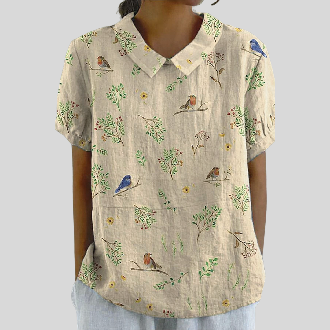 Blouse Émilie Danoir Paris, style nature poétique avec imprimé floral léger et manches longues, portée sur un mannequin blanc.