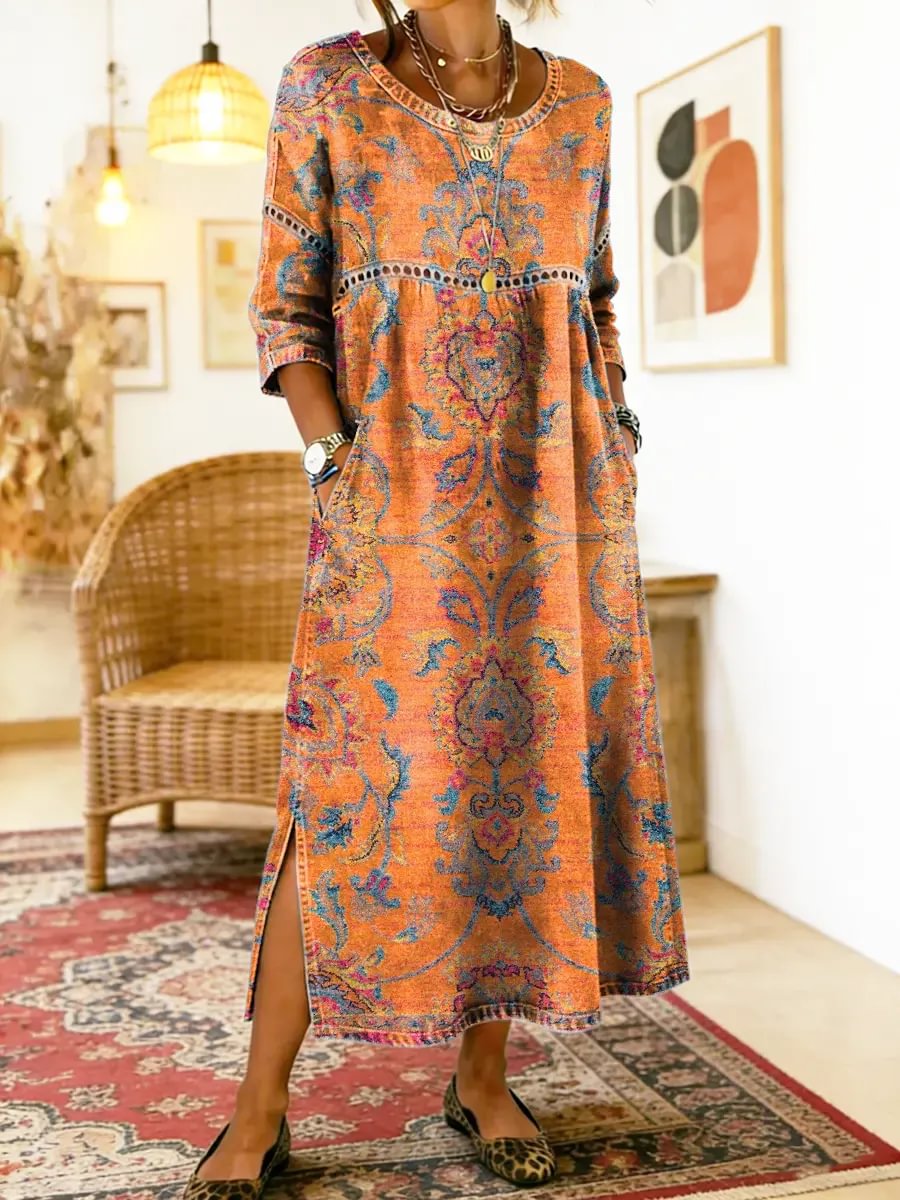 Robe imprimée Eugenia de Danoir Paris, robe fluide à motifs colorés, portée avec manches longues et décolleté en V.