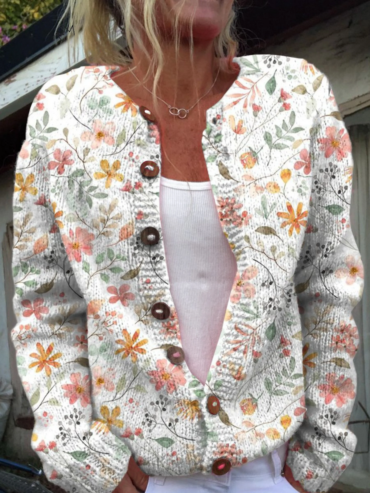 Cardigan en maille vintage à fleurs Greta™ de Danoir Paris, pull à manches longues avec motif floral coloré.