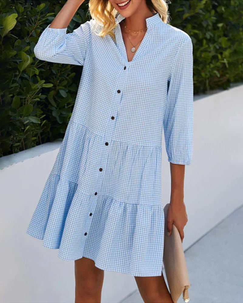 Robe midi élégante Isabella de Danoir Paris, tissu fluide avec détails sophistiqués, portée en occasion spéciale.