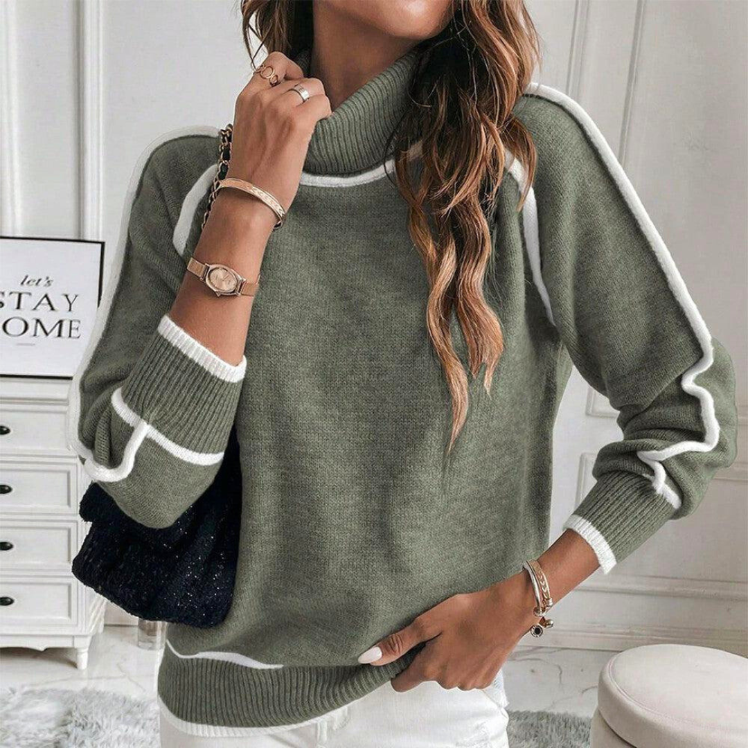 Pull roulé élégant Kaylee de Danoir Paris, tissu doux gris clair, porté par un mannequin avec un fond neutre.