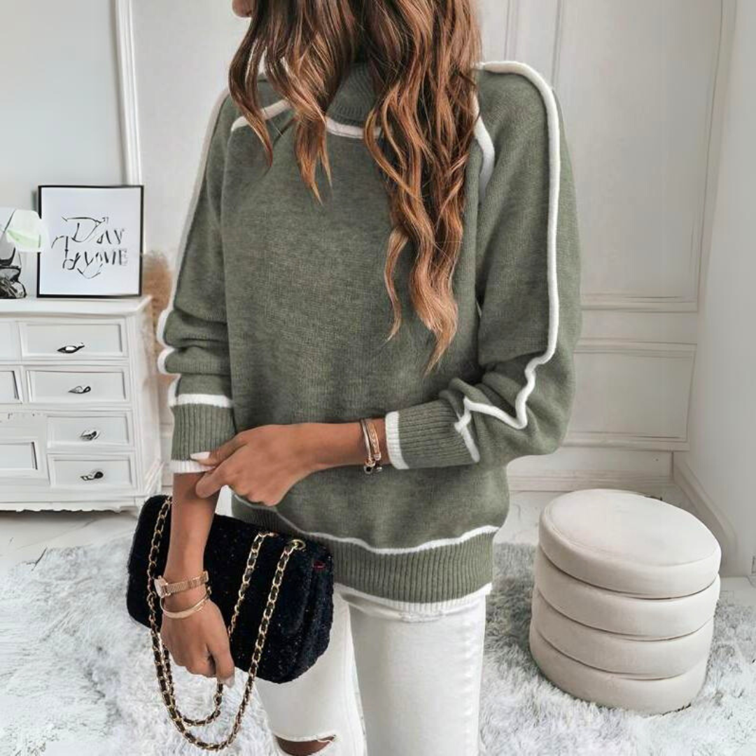 Pull roulé élégant Kaylee de Danoir Paris porté, en tissu doux avec col montant et finition soignée.