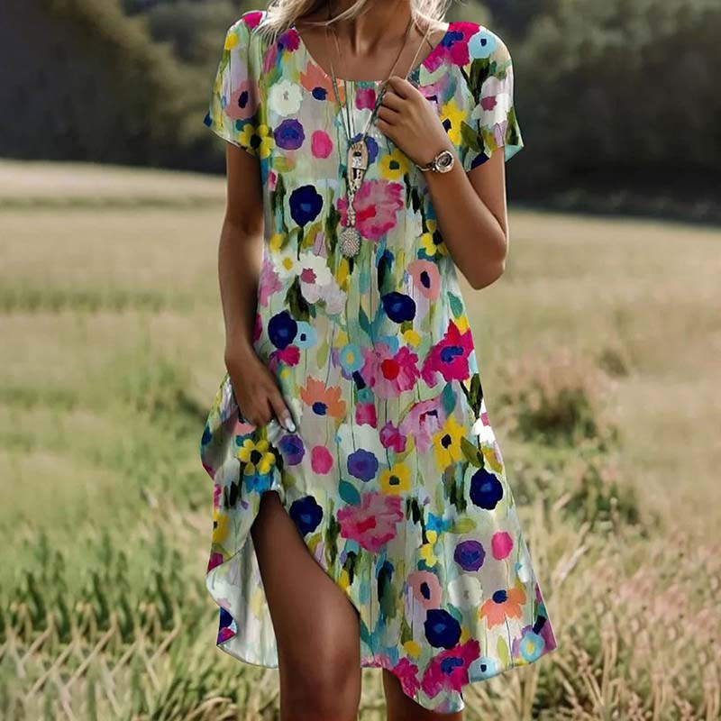 Robe fleurie estivale Leah de Danoir Paris, légère et colorée, avec motif floral, portée sur un mannequin.