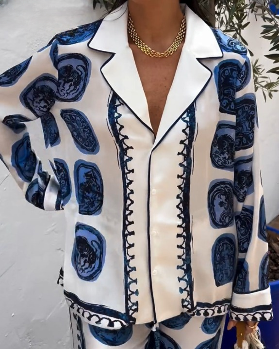Ensemble chic décontracté Lizette de Danoir Paris, vêtement en tissu léger avec détails élégants, porté sur mannequin.