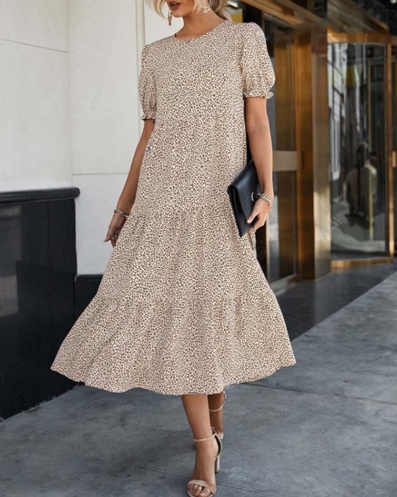 Robe de soirée élégante Marie de Danoir Paris, tissu fluide et finition raffinée, portée par une modèle.