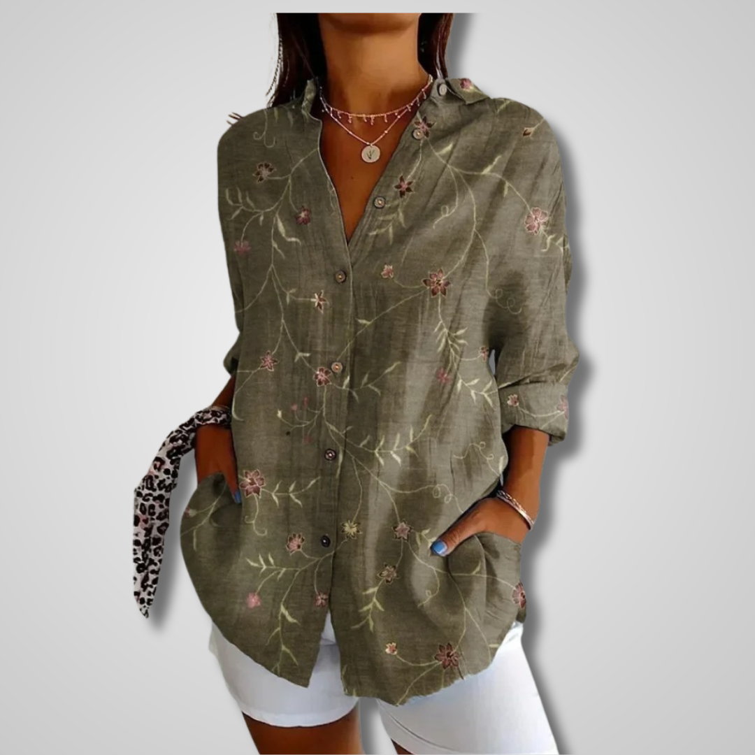 Blouse vintage élégante Danoir Paris, modèle Melle, en tissu léger avec détails raffinés et coupe fluide, portée élégante.