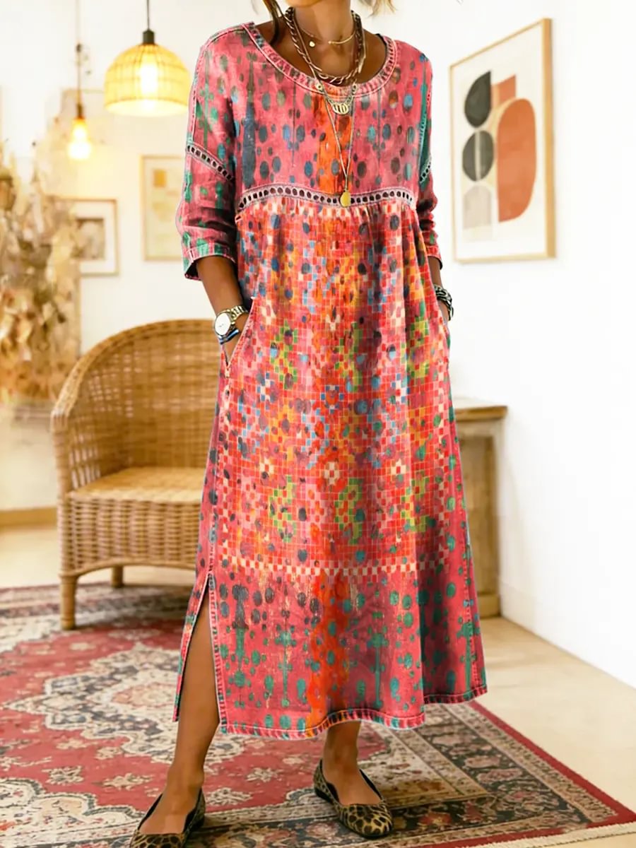 Robe imprimée élégante Francisca de Danoir Paris, tissu fluide avec motifs colorés, portée idéale pour une tenue chic et sophistiquée.