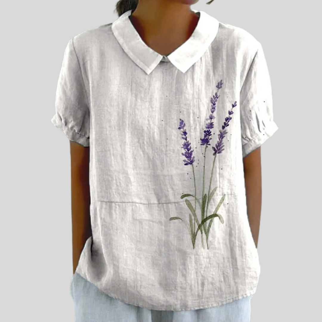 Blouse fleurie minimaliste Renée de Danoir Paris, tissu léger, design simple et élégant, portée en mode décontractée ou habillée.