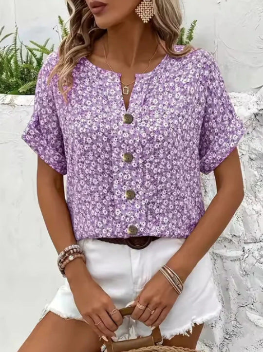 Robe d'été élégante Jelena avec motif floral, tissu léger, idéale pour la saison estivale, par Danoir Paris.