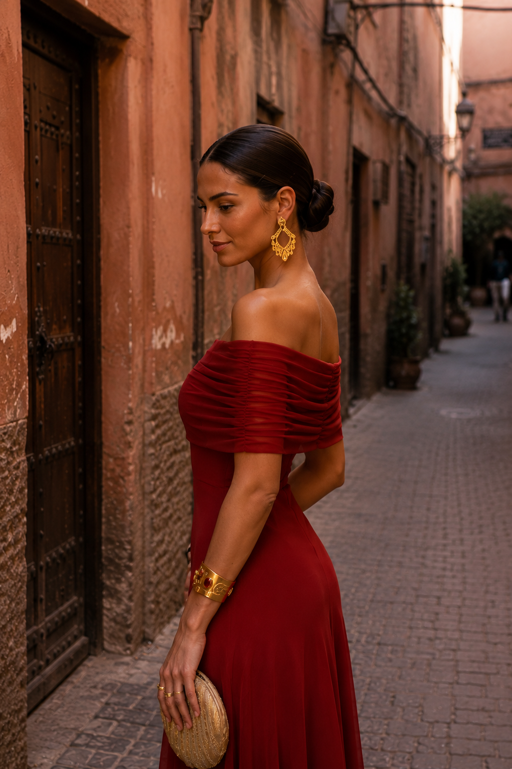 Robe Toledo en terracotta de Danoir Paris, vêtement élégant avec coupe fluide et détail coloré, visible sur la photo.