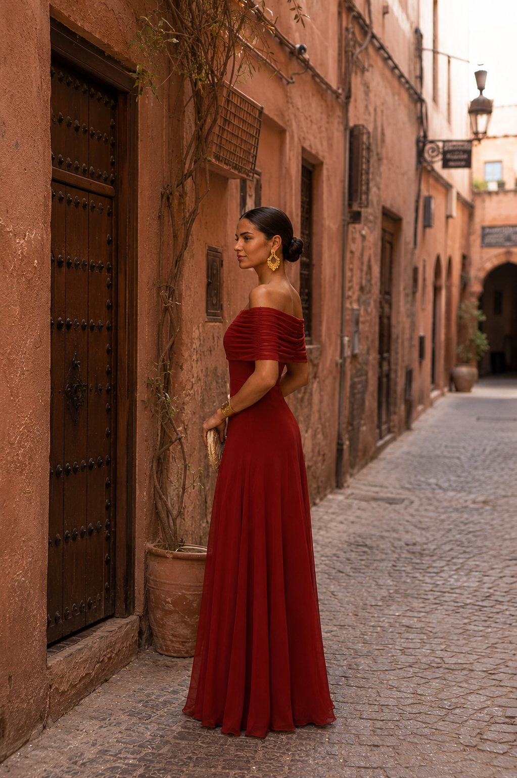 Robe Toledo en terracotta de Danoir Paris, vêtement élégant avec coupe fluide et détails subtils, portée sur un mannequin.