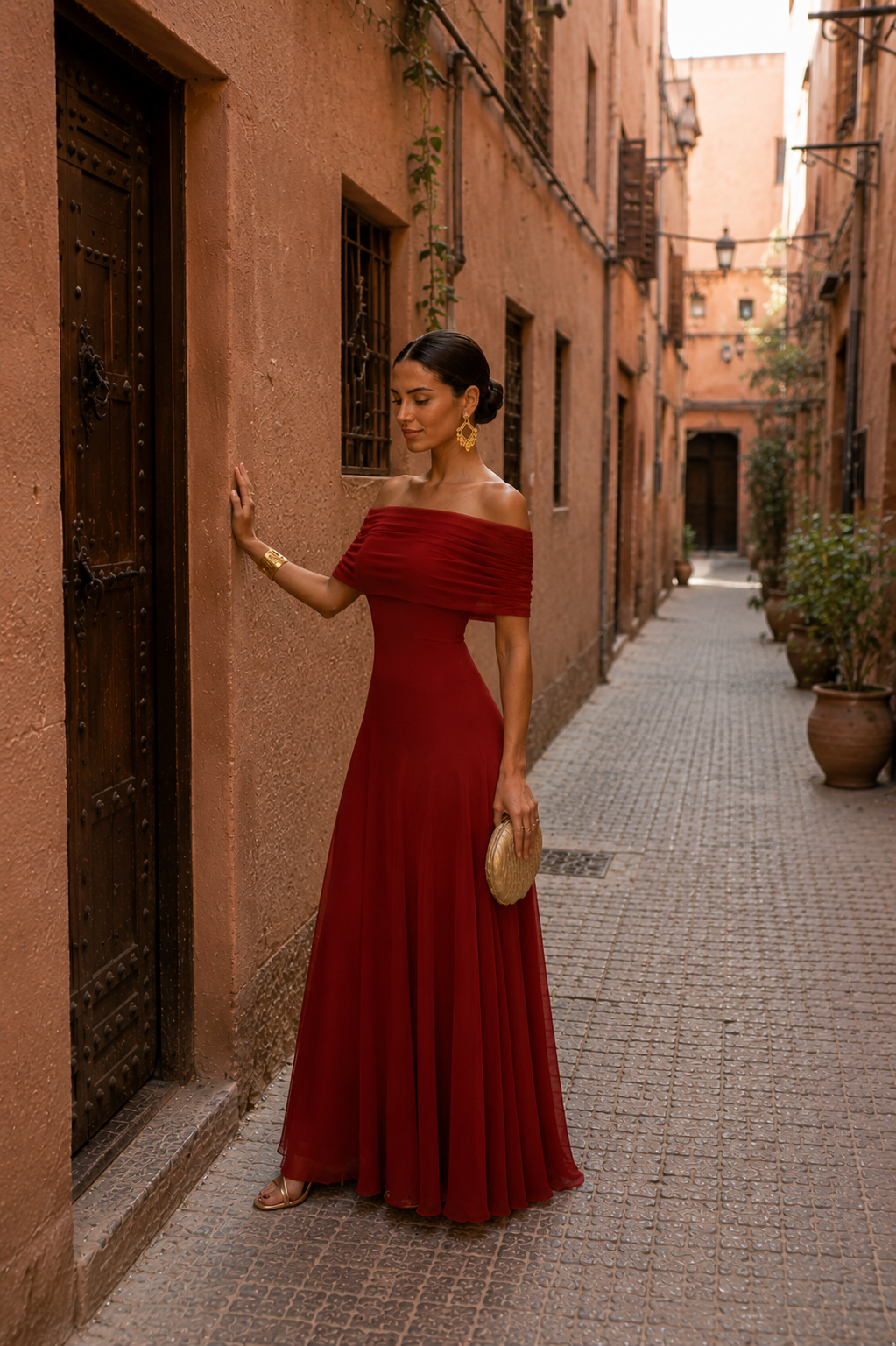 Robe Toledo en terracotta de Danoir Paris, tenue élégante avec tissu fluide et coupe flatteuse, portée sur mannequin.