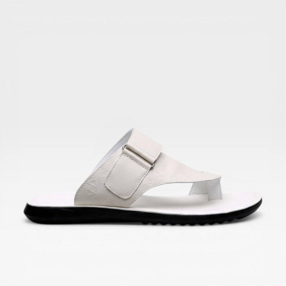 Sandales en cuir pour hommes Danoir Paris avec semelle souple, couleur blanche, visibles en usage quotidien.
