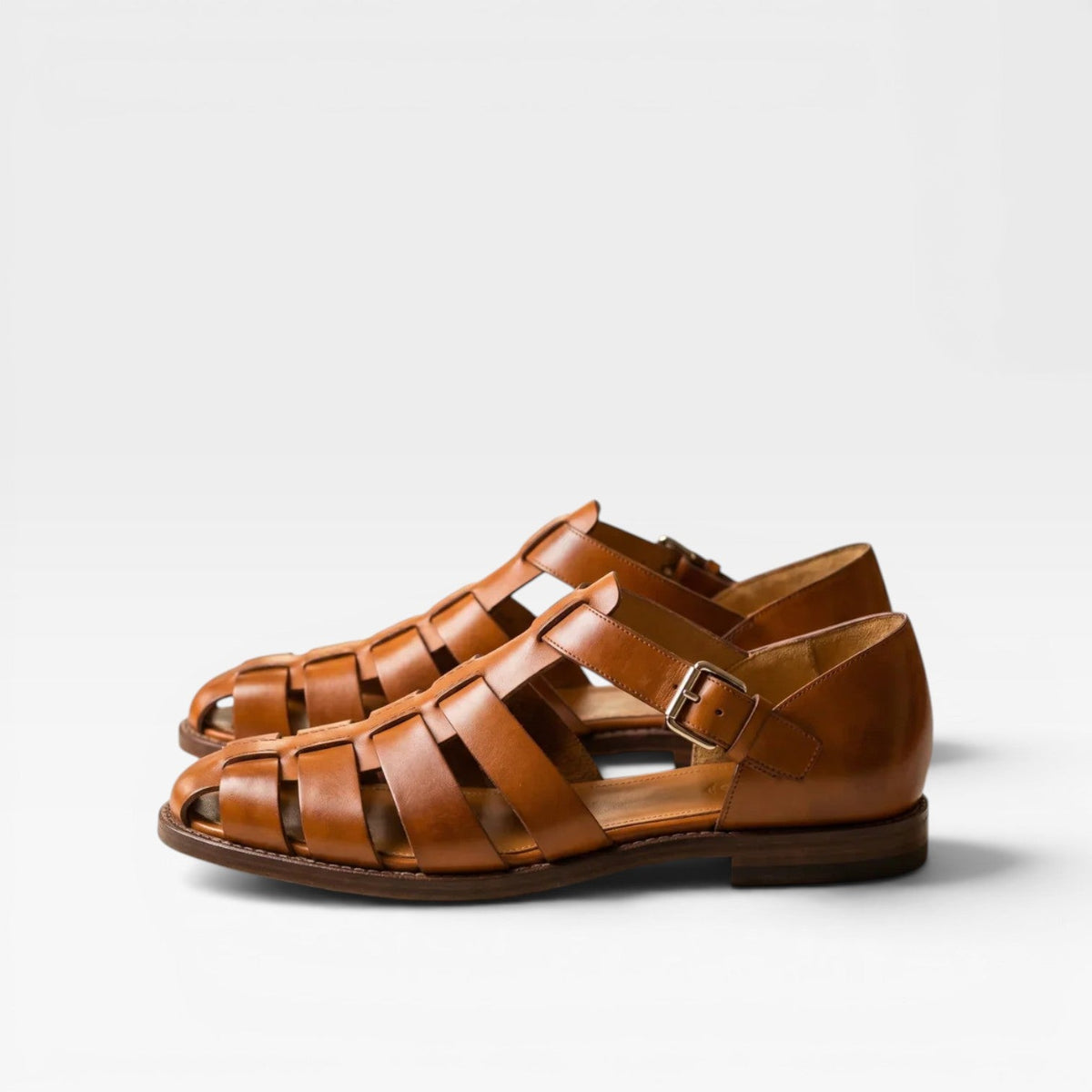 Sandales fisherman en cuir pour hommes de Danoir Paris, style estival classique avec bout fermé, en bleu.