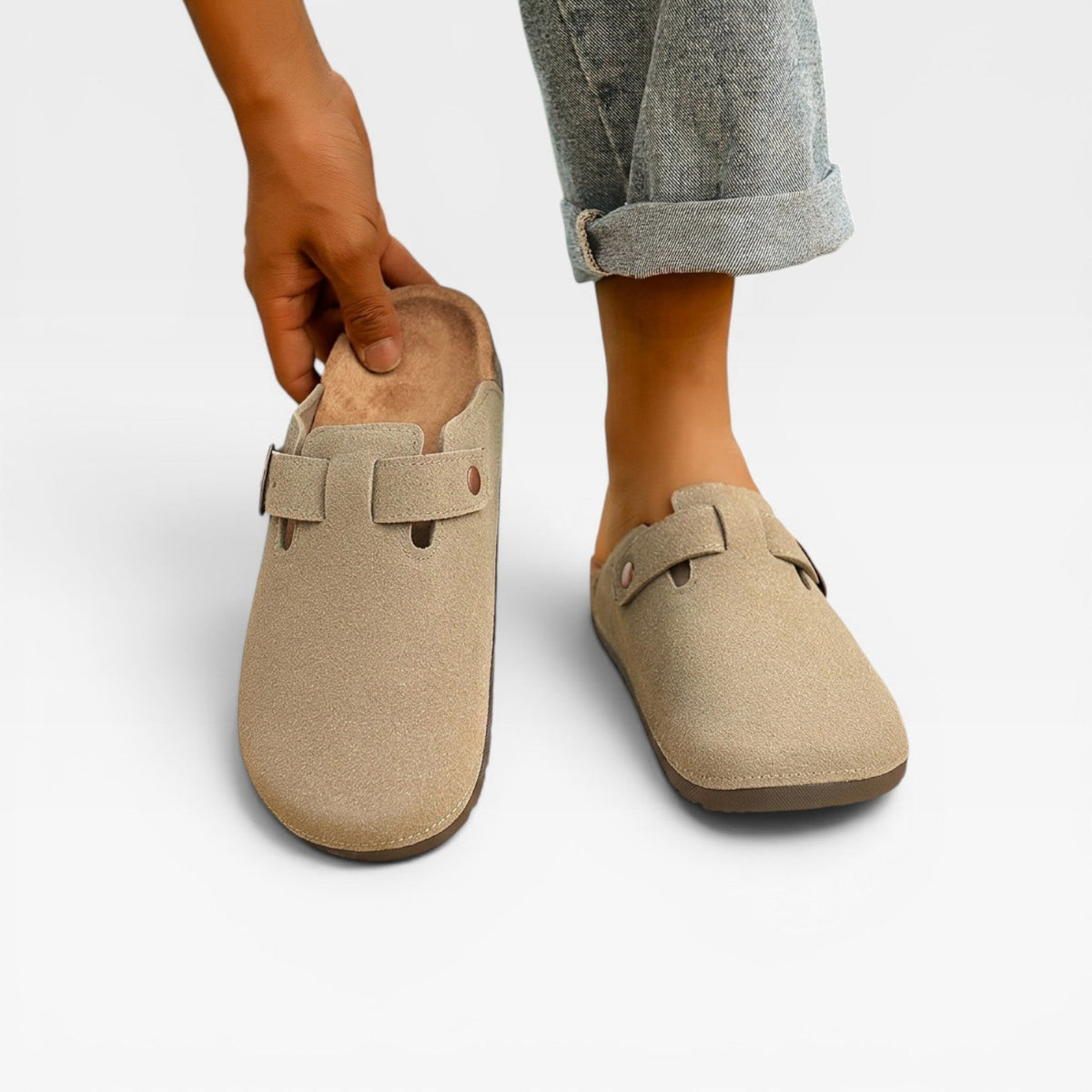 Sabots en liège pour hommes Danoir Paris, mules à enfiler kaki avec boucle ronde et bout fermé.