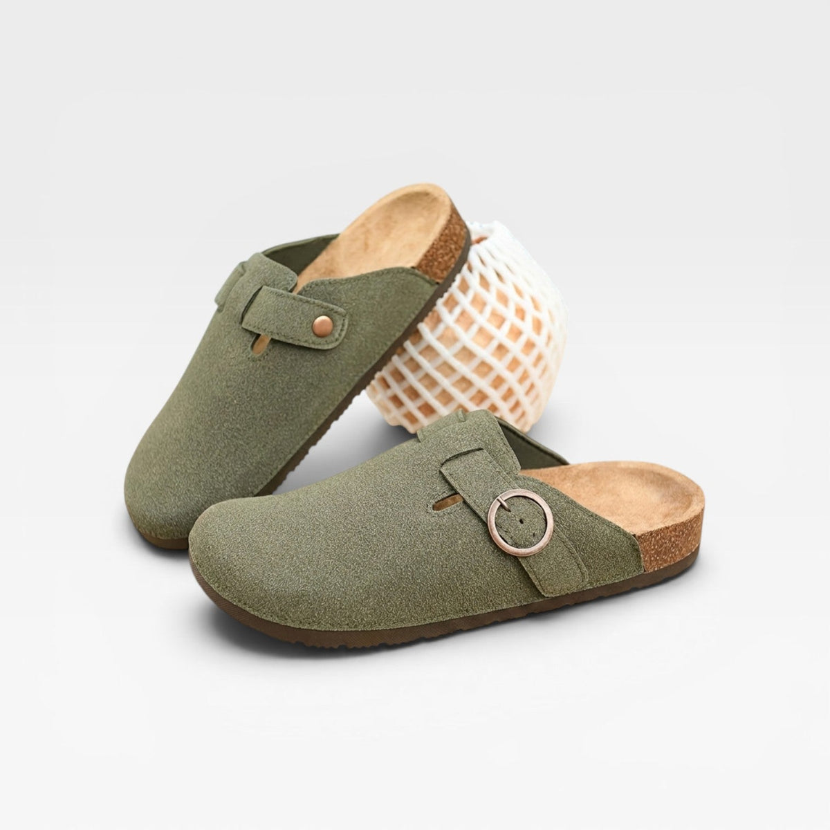 Sabots en liège pour hommes Danoir Paris, mules kaki à enfiler avec boucle ronde, bout fermé et semelle confortable.