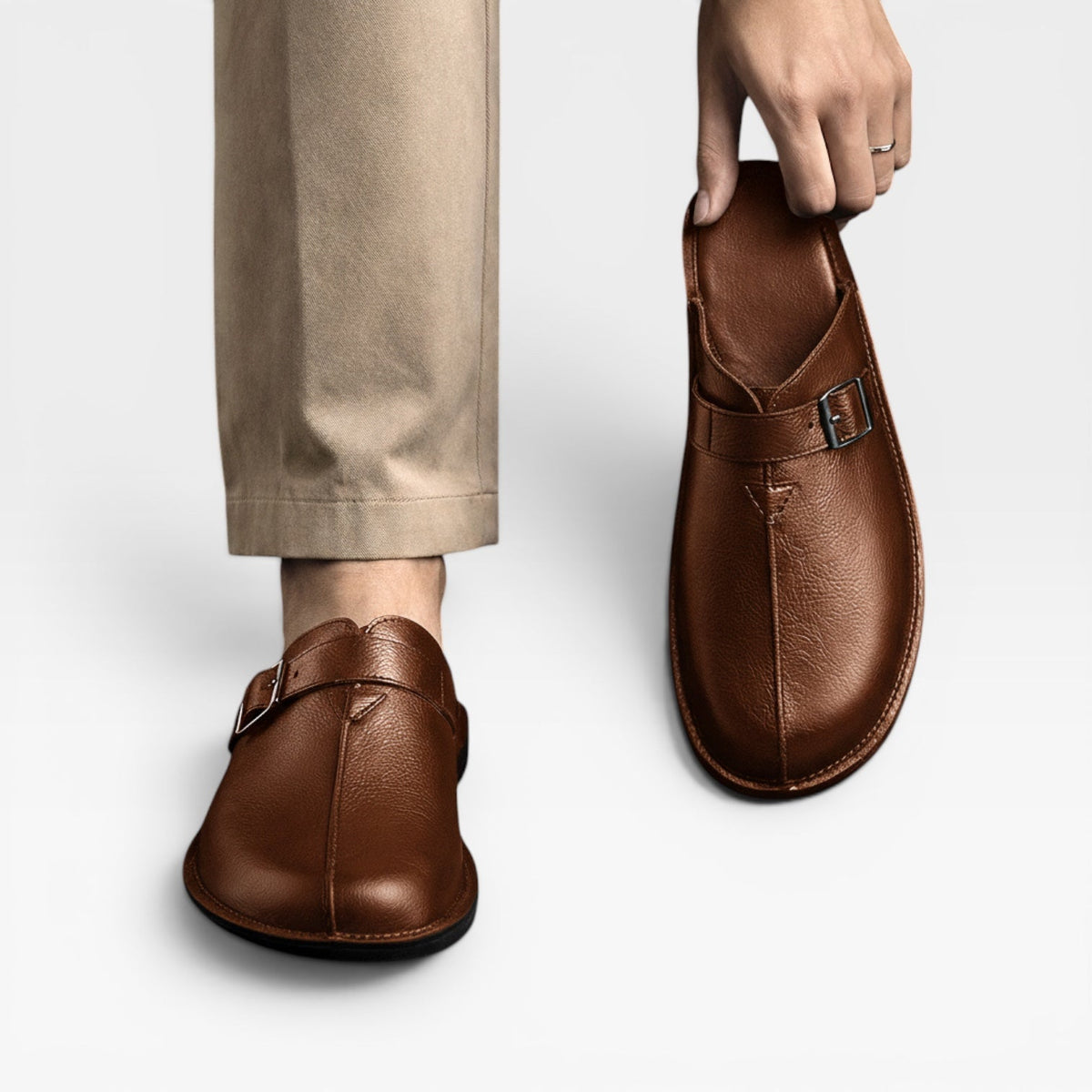 Sandales pour hommes Danoir Paris en cuir marron, mules d'été à enfiler avec bride à boucle, confortables et élégantes.