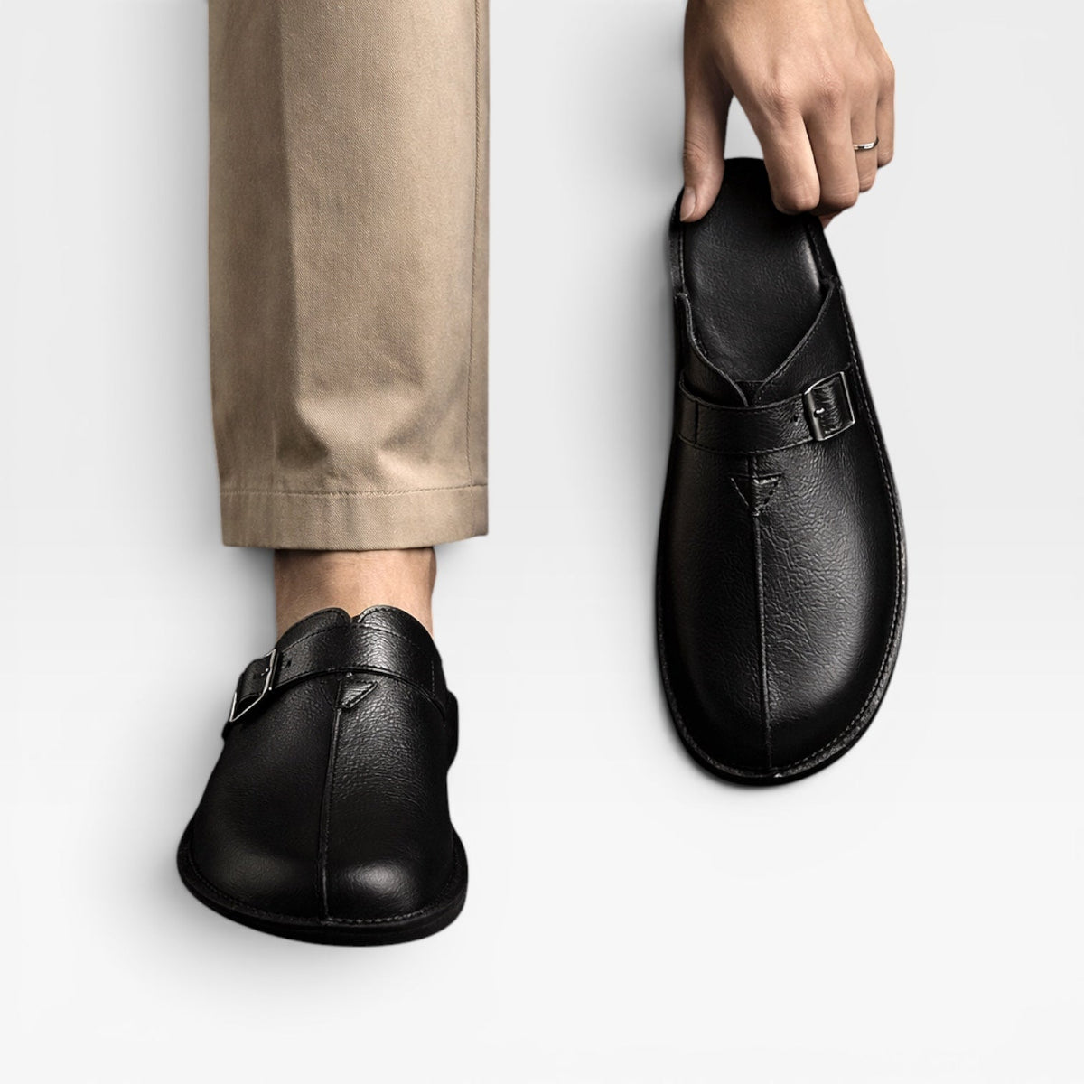Sandales pour hommes Danoir Paris en cuir marron avec bride à boucle, mules d'été à enfiler, confort et style.