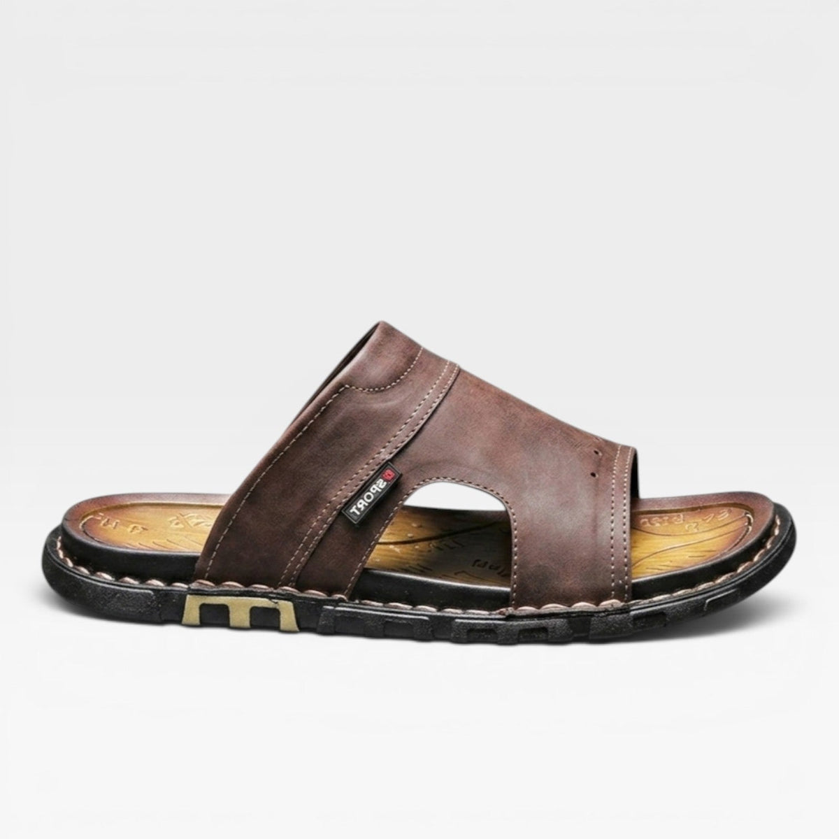 Sandales slides en cuir marron pour hommes de Danoir Paris, style estival classique à bout ouvert, faciles à enfiler.