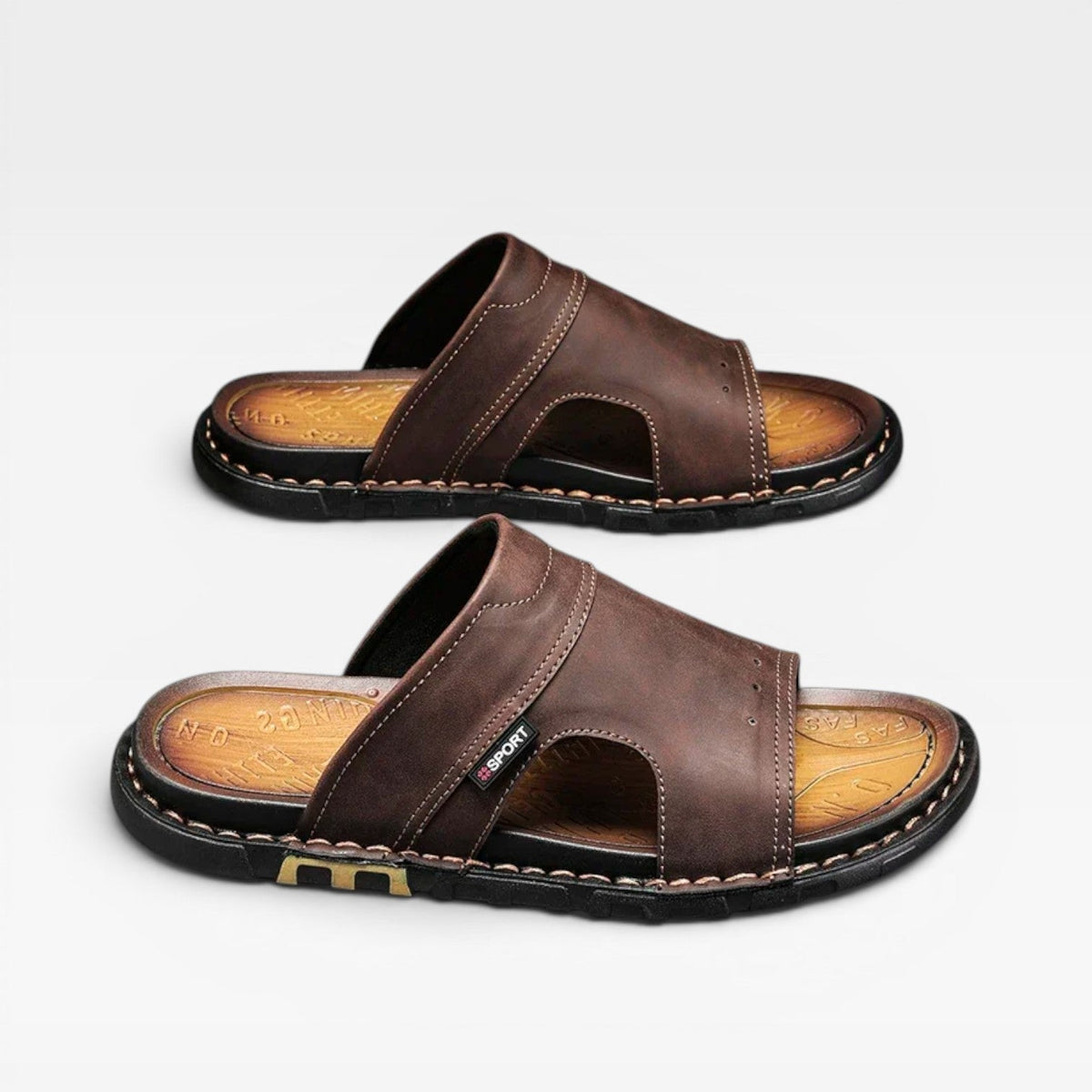 Sandales slides en cuir marron pour hommes de la marque Danoir Paris, style estival classique à bout ouvert.