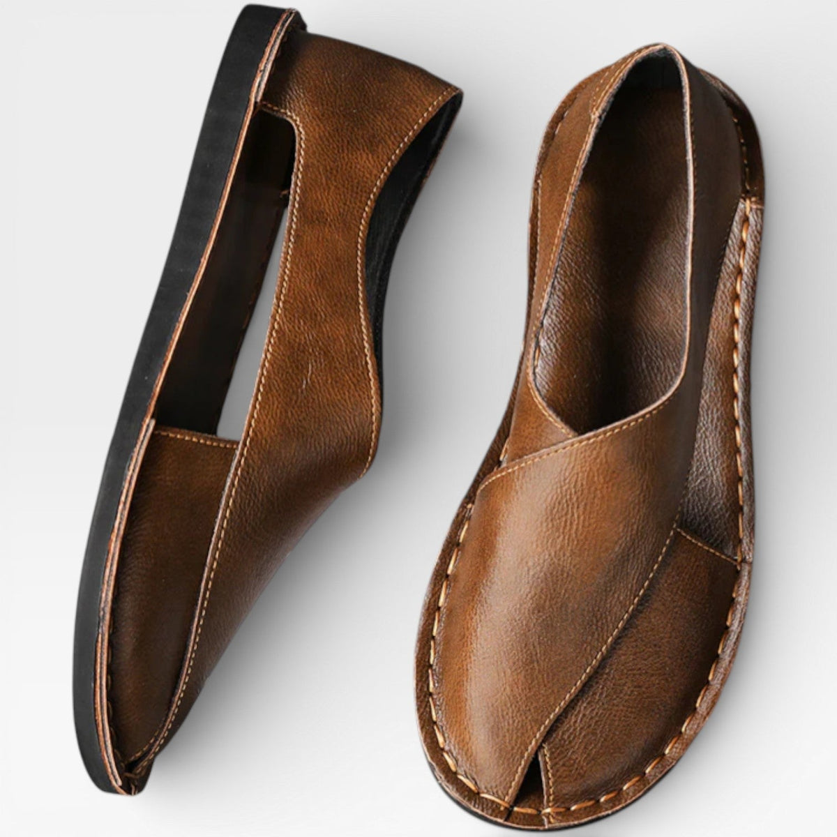Sandales classiques en cuir marron pour hommes de Danoir Paris, parfaites pour une tenue décontractée élégante.