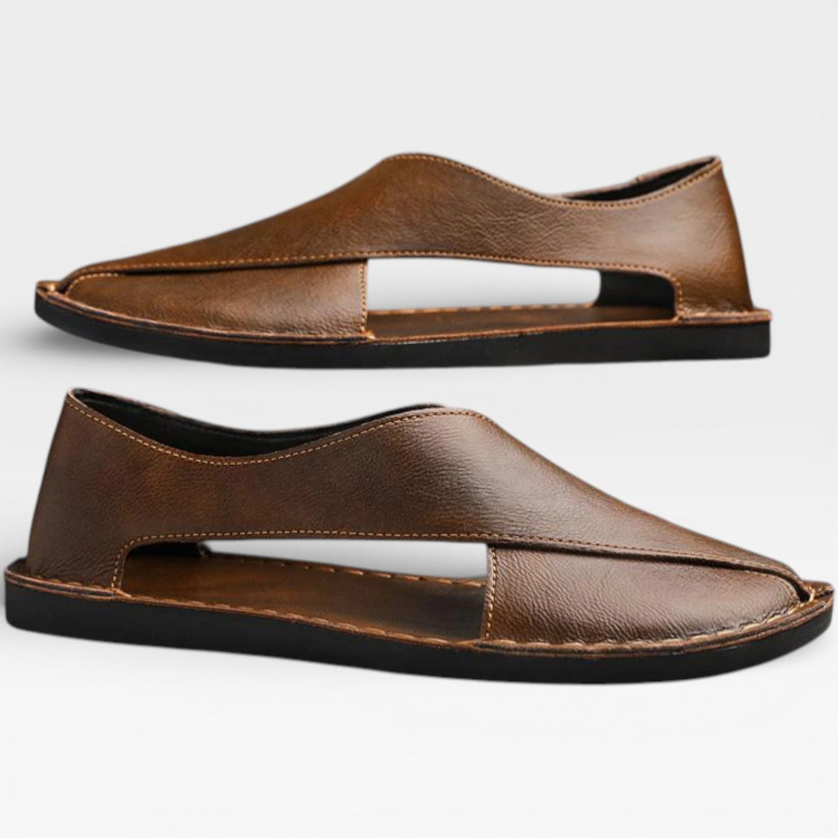 Sandales classiques en cuir marron pour hommes de Danoir Paris, parfaites pour une tenue décontractée élégante.