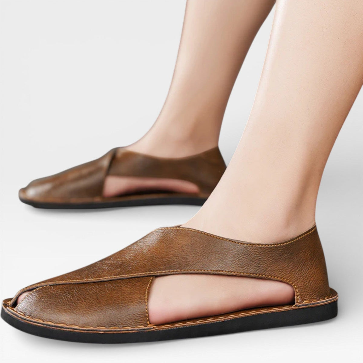 Sandales pour hommes Danoir Paris en cuir marron, élégantes et décontractées, visibles avec semelles et design classique.
