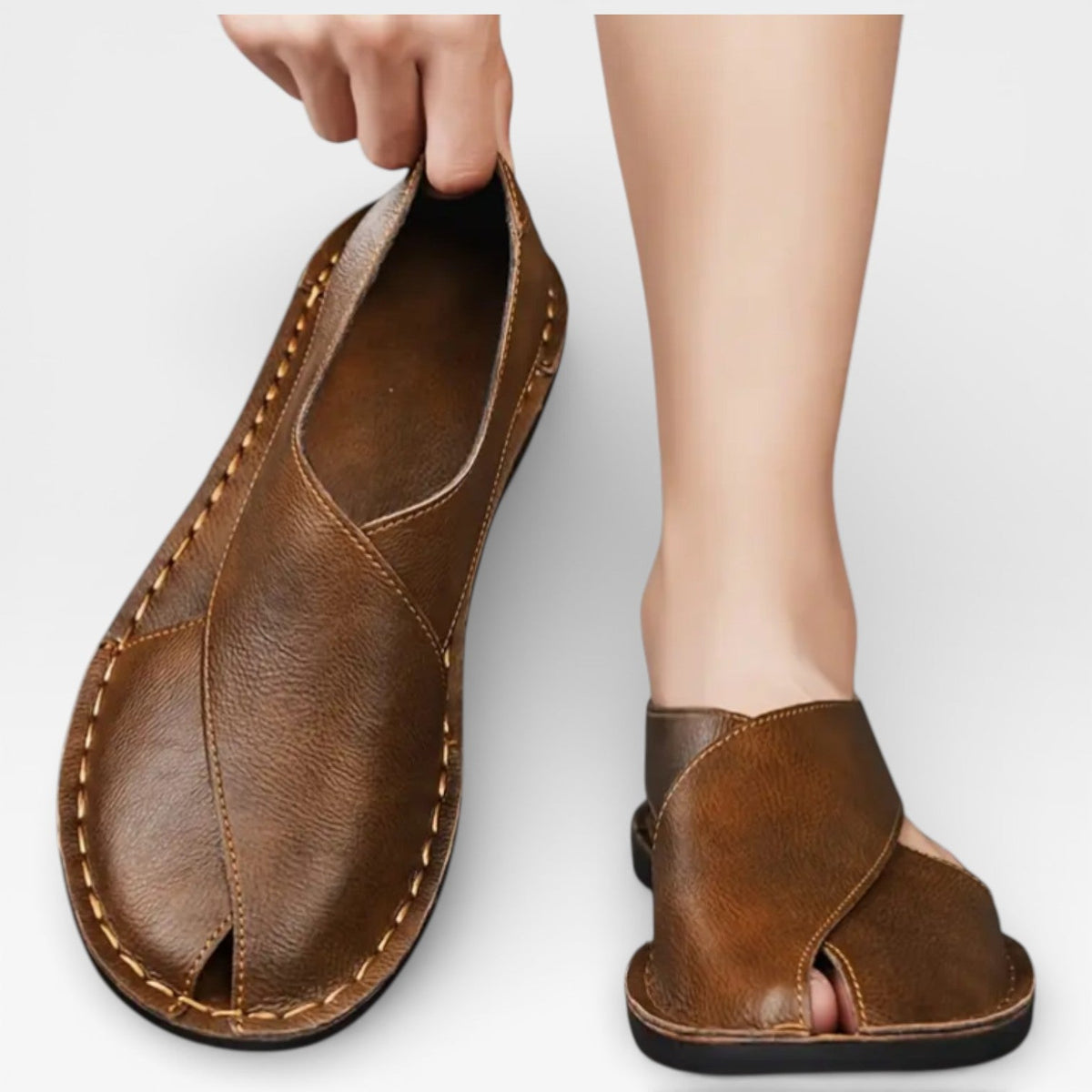 Sandales pour hommes Danoir Paris en cuir marron, style classique décontracté, vue de dessus sur une chaussure élégante.