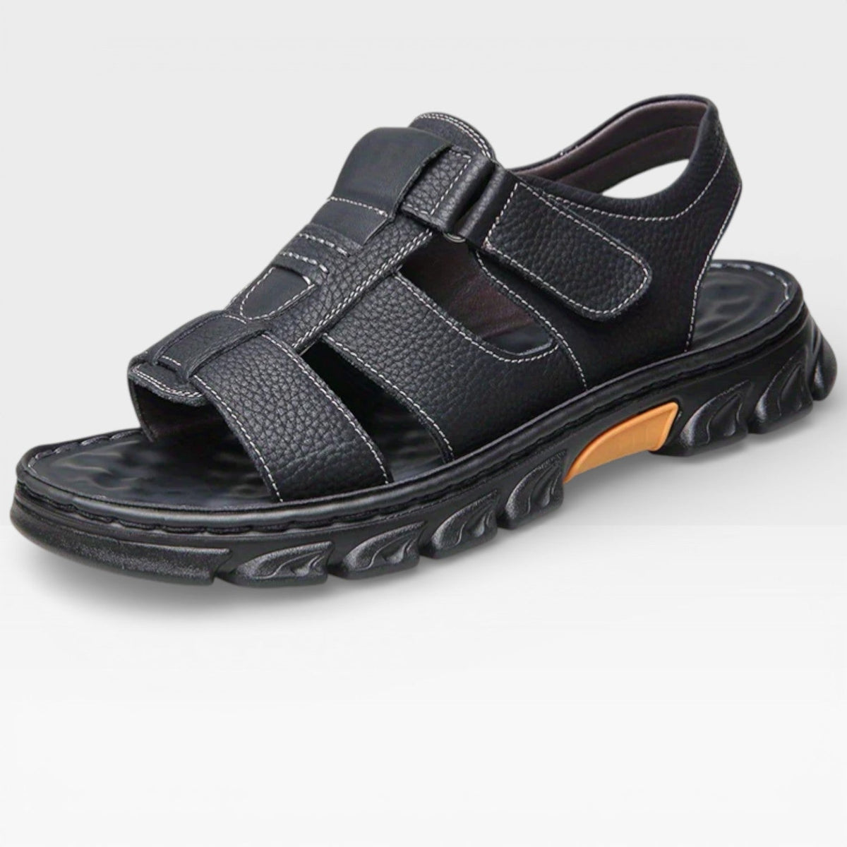 Sandales en cuir noires pour hommes Danoir Paris avec semelle souple, parfaites pour l'été, vue de côté sur fond blanc.