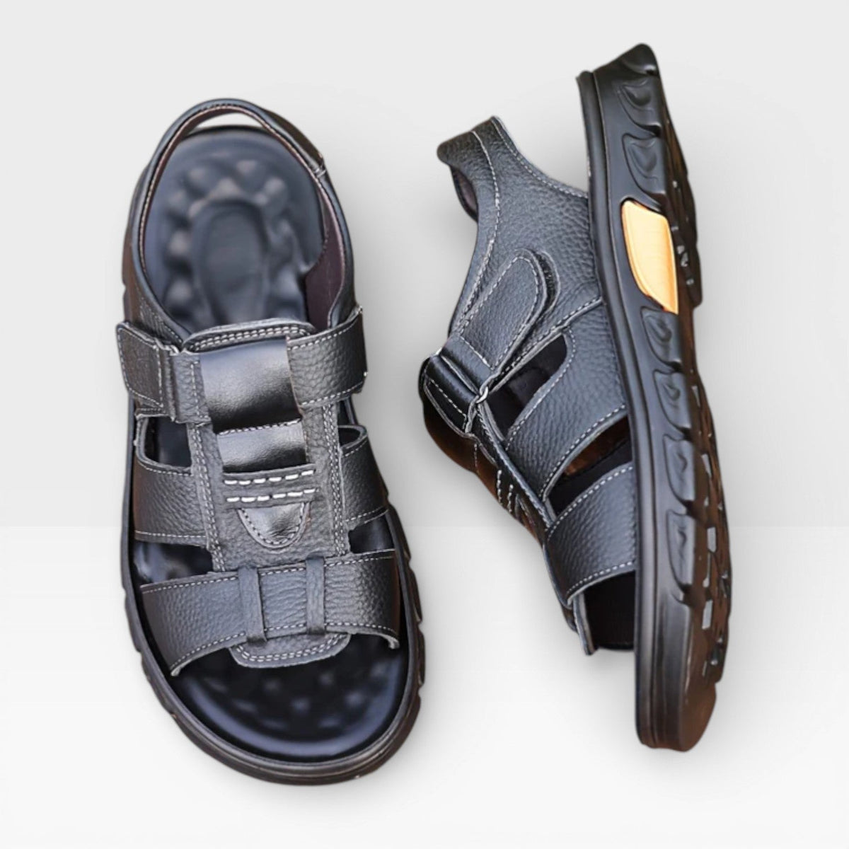 Sandales en cuir noires pour hommes Danoir Paris, avec semelle souple, parfaites pour l'été, vue de côté.