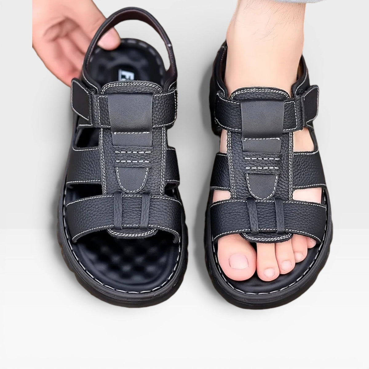 Sandales pour hommes Danoir Paris en cuir noir avec semelle souple, parfaites pour l'été et le confort.