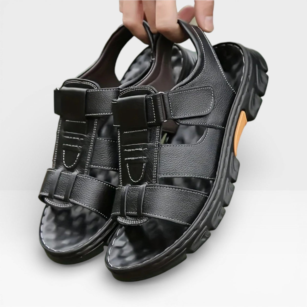 Sandales pour hommes Danoir Paris en cuir noir avec semelle souple, parfaites pour l'été, vue de côté.