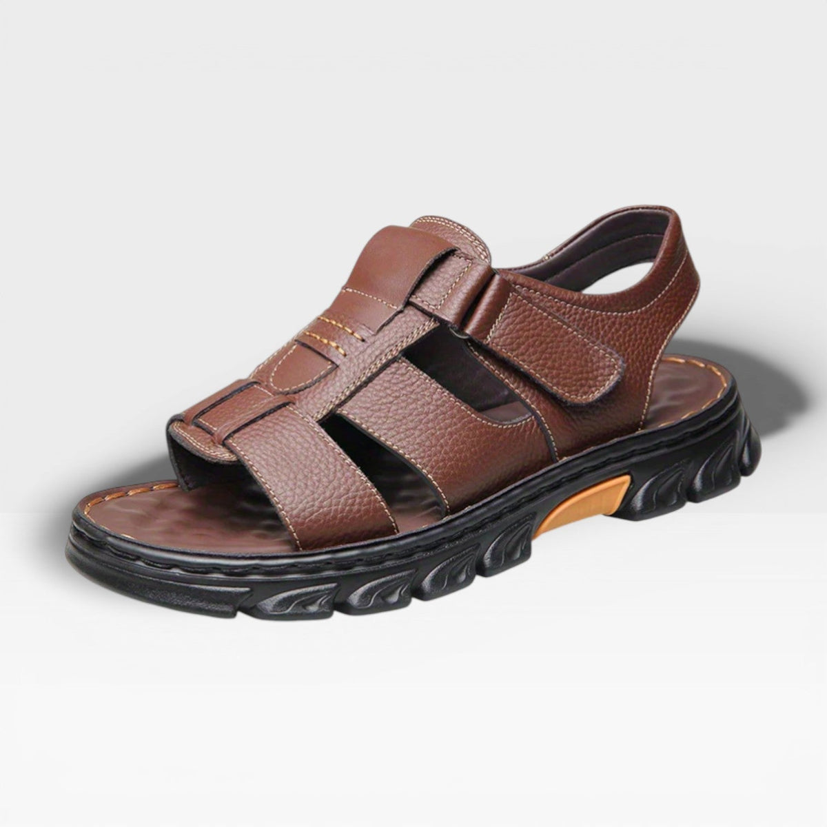 Sandales en cuir noires pour hommes Danoir Paris avec semelle souple, parfaites pour l'été, vue de face.