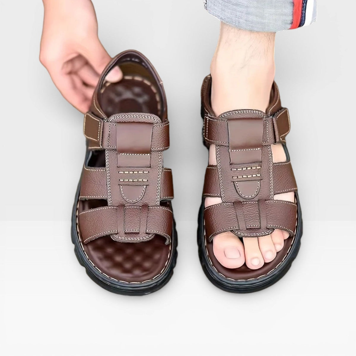 Sandales en cuir noir pour hommes Danoir Paris avec semelle souple, parfaites pour l'été, visibles en gros plan.