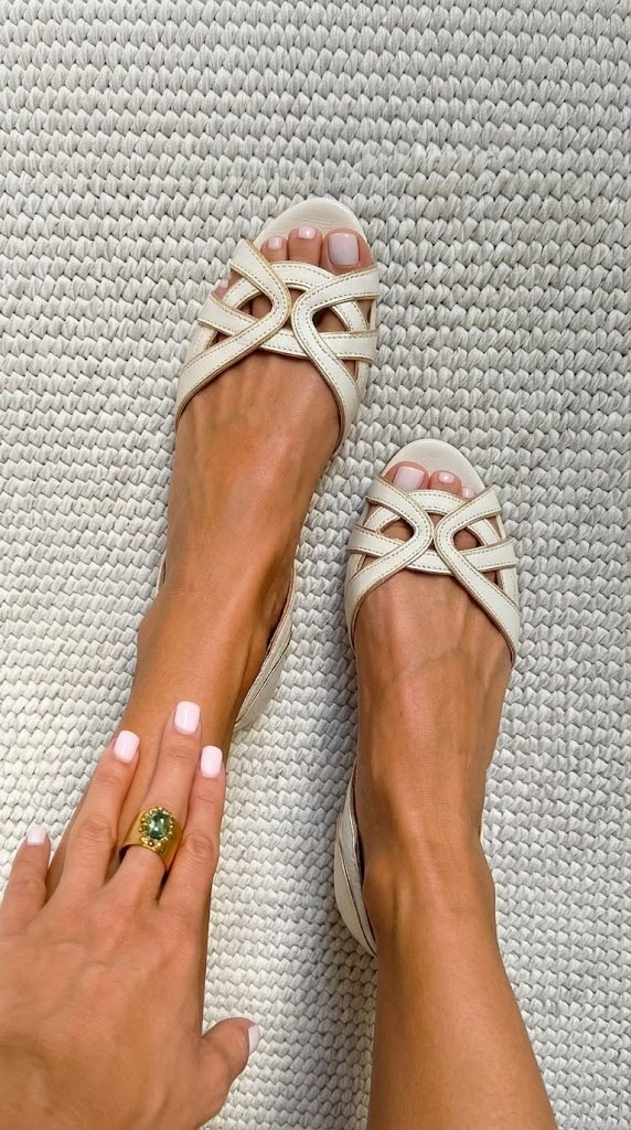 Sandales tressées crème Danoir Paris Camilla, élégantes, en cuir avec semelle confortable, vues de côté sur fond blanc.