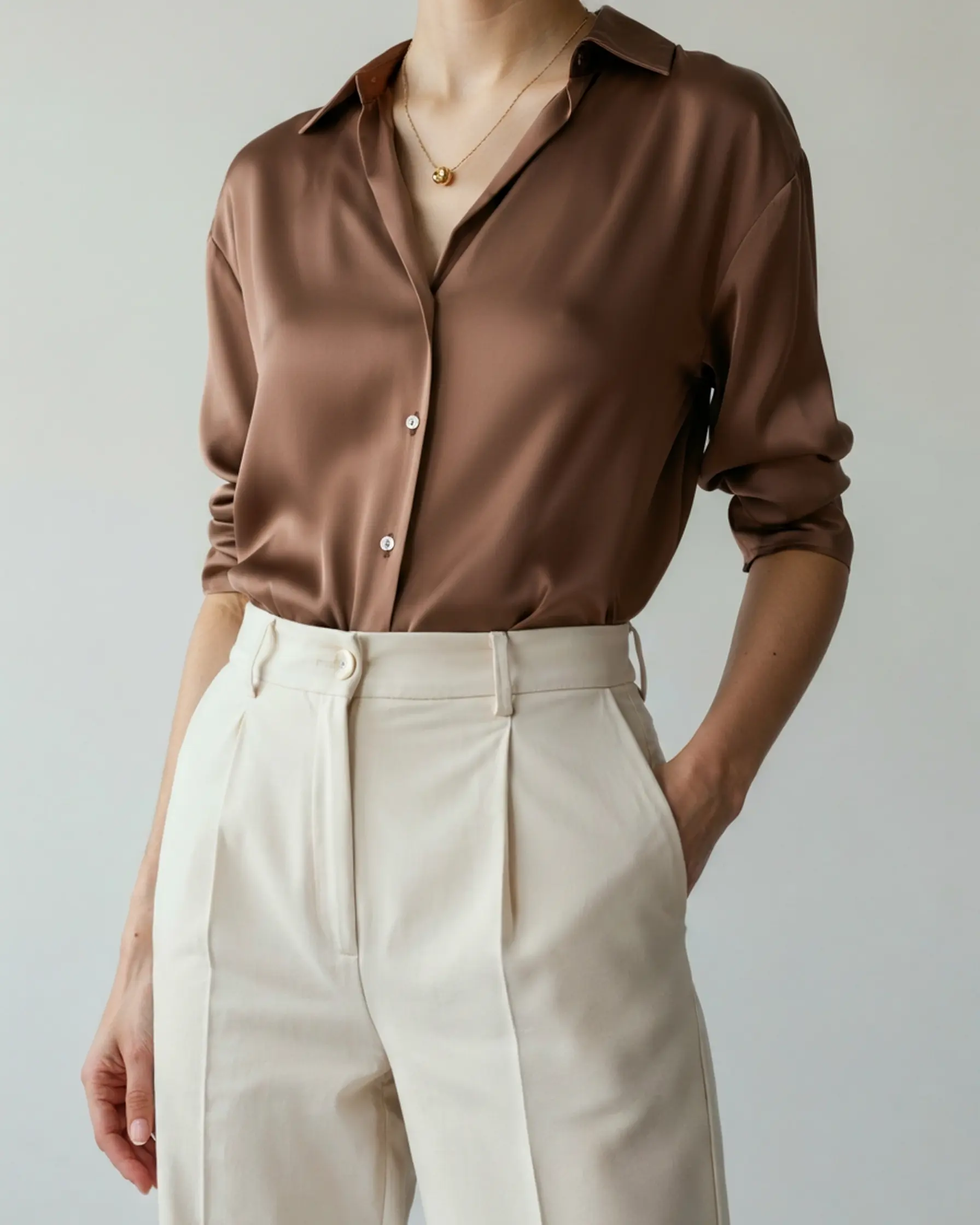 Chemise classique chic Danoir Paris en coton blanc, avec col élégant et manches longues, vue de face.
