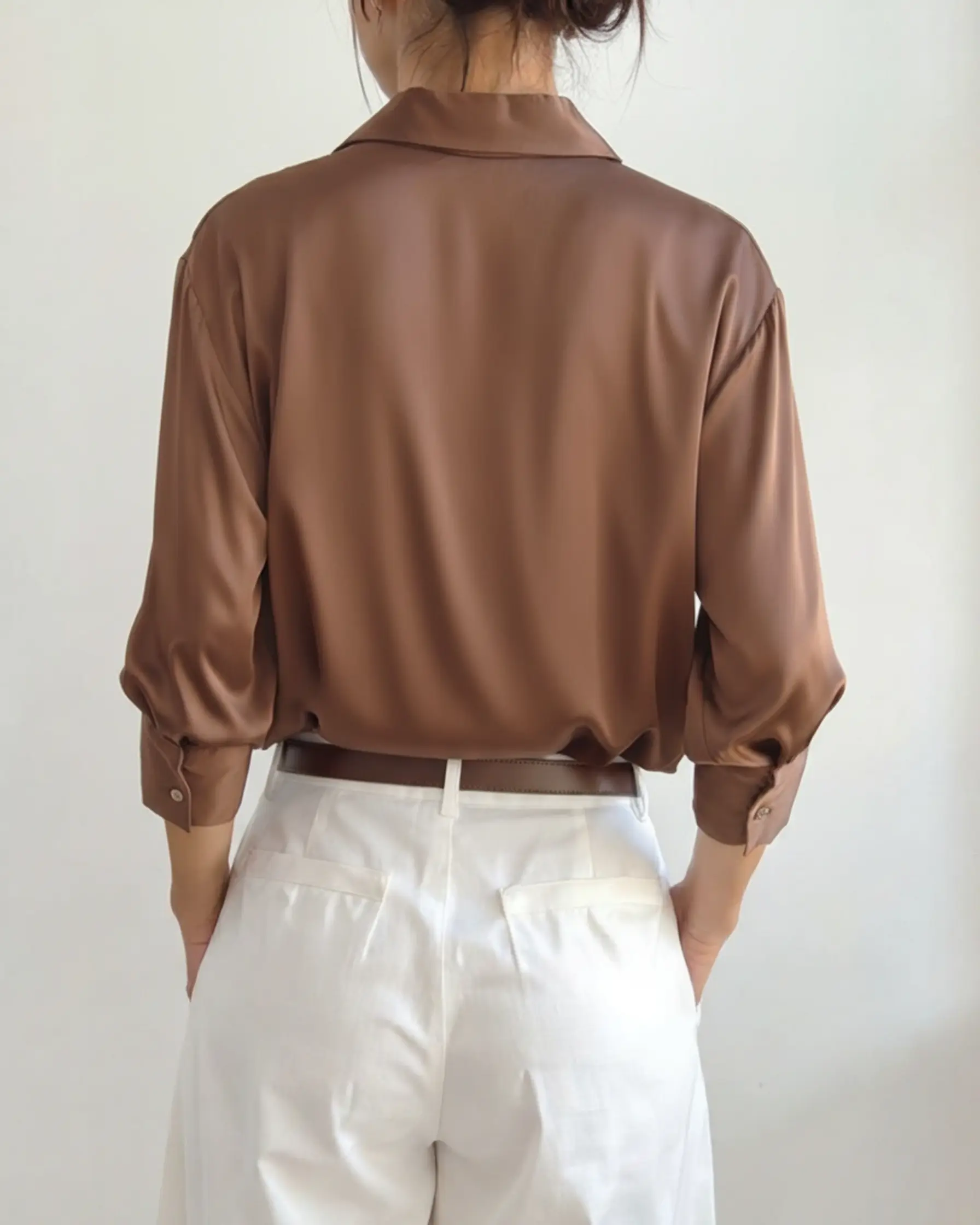 Chemise classique chic Danoir Paris en coton blanc avec col et manches longues, vue de face.