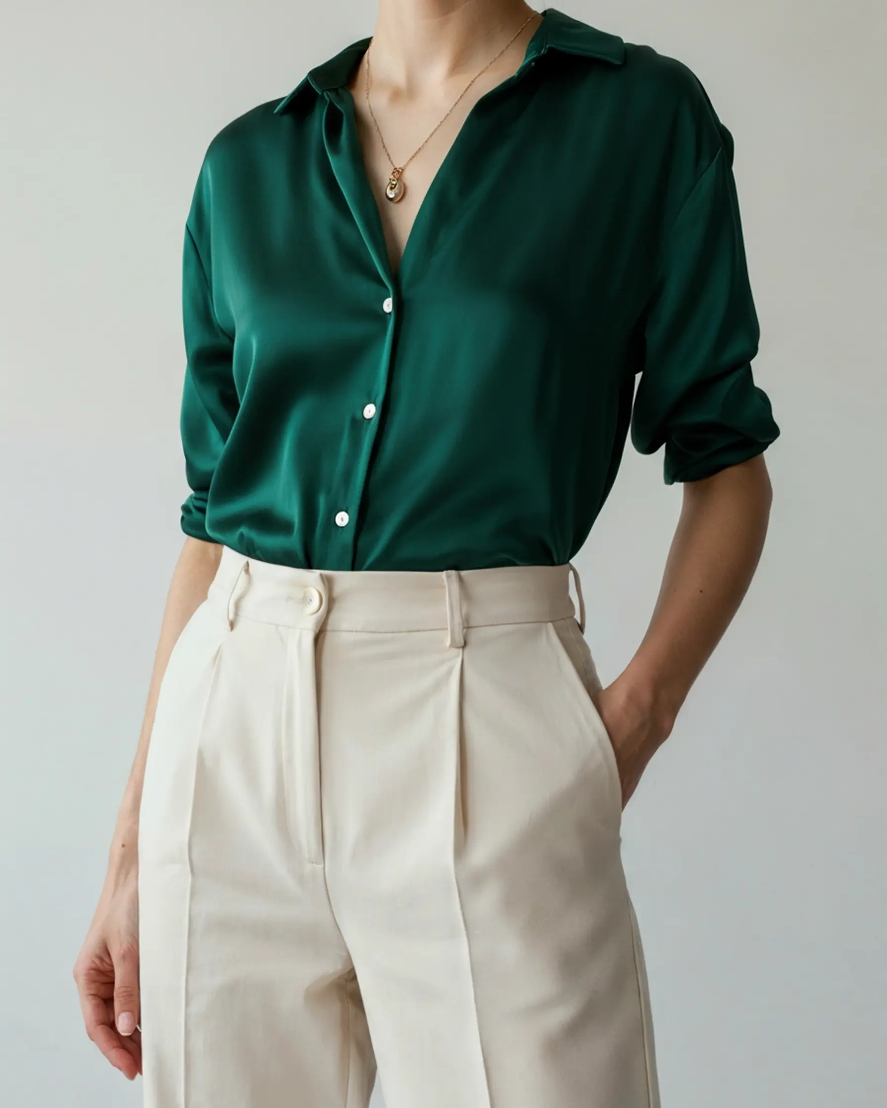 Chemise élégante Classic Chic de Danoir Paris, en tissu léger avec col classique et manches longues, portée sur un mannequin.