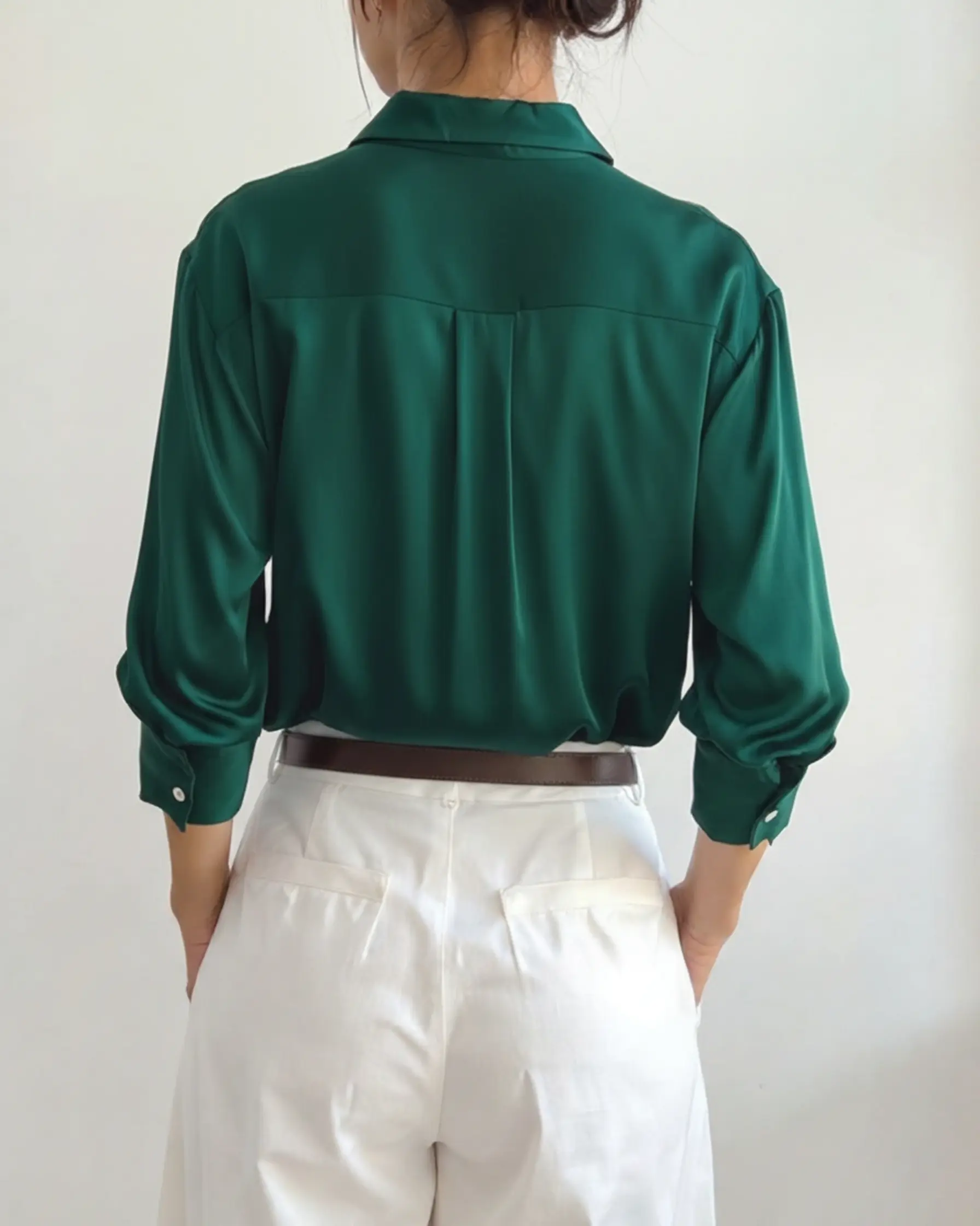 Chemise classique chic Danoir Paris en coton blanc avec col et boutons, vue de face sur mannequin.