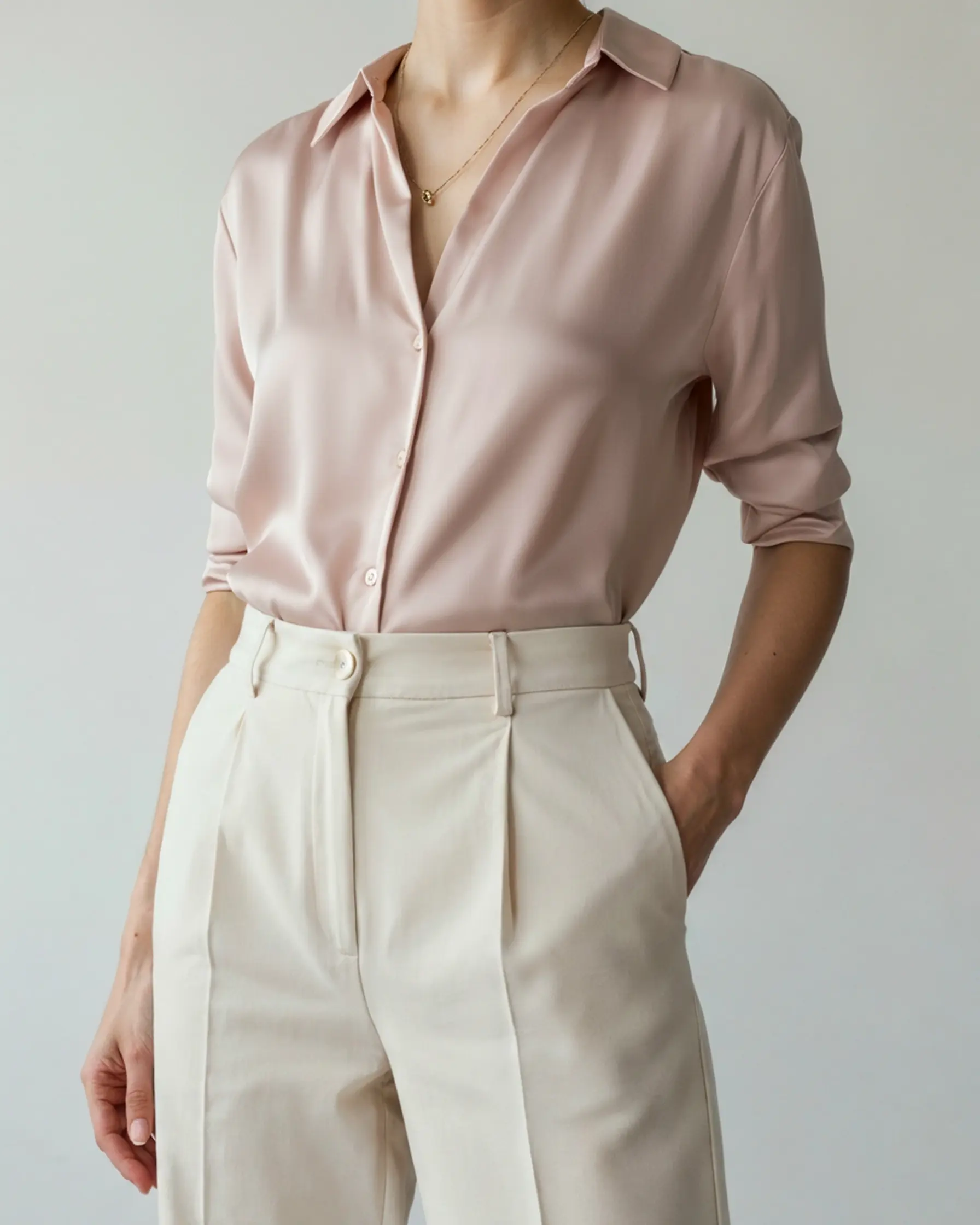 Chemise classique chic Danoir Paris en coton blanc avec col et boutons visibles, élégante et intemporelle.