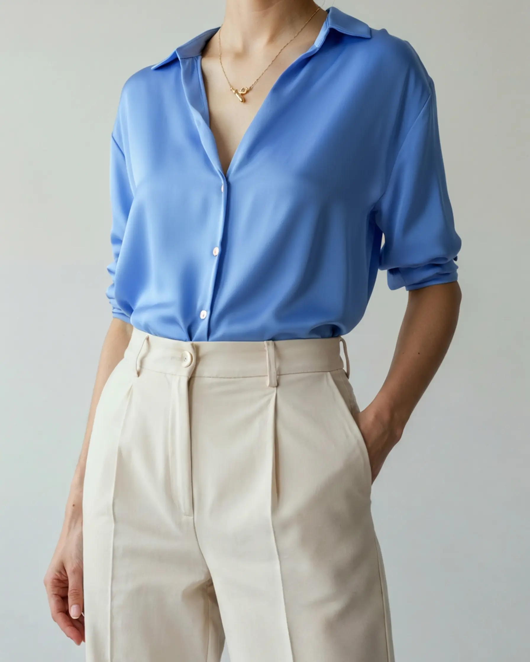 Chemise classique chic Danoir Paris en coton blanc avec col et boutons élégants, portée sur mannequin.