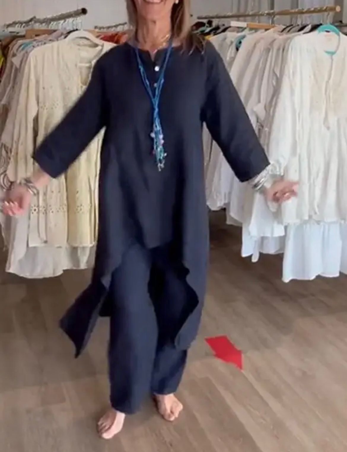 Ensemble chic et confortable Marie de Danoir Paris, vêtement en tissu doux, porté par une mannequin, fond neutre.