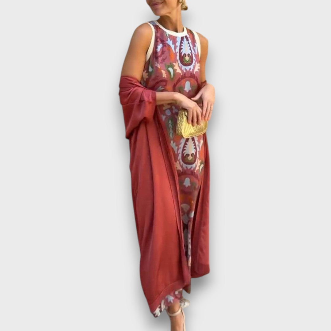 Ensemble de robe maxi avec cardigan Selviane Danoir Paris, tenue élégante en tissu fluide, couleur neutre, portée avec accessoires.