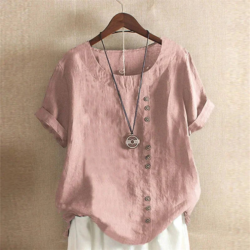 Chemise décontractée Laura de Danoir Paris, blouse élégante en tissu léger, portée avec manches longues et col classique.