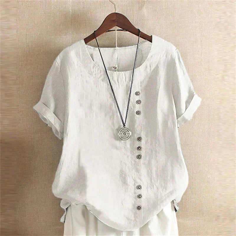 Chemise décontractée Laura de Danoir Paris, blouse élégante avec coupe fluide et détails modernes, portée en mode casual.