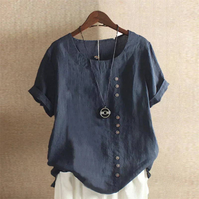 Chemise décontractée Laura danoir Paris, blouse élégante en tissu léger, portée sur un mannequin avec manches longues et col classique.